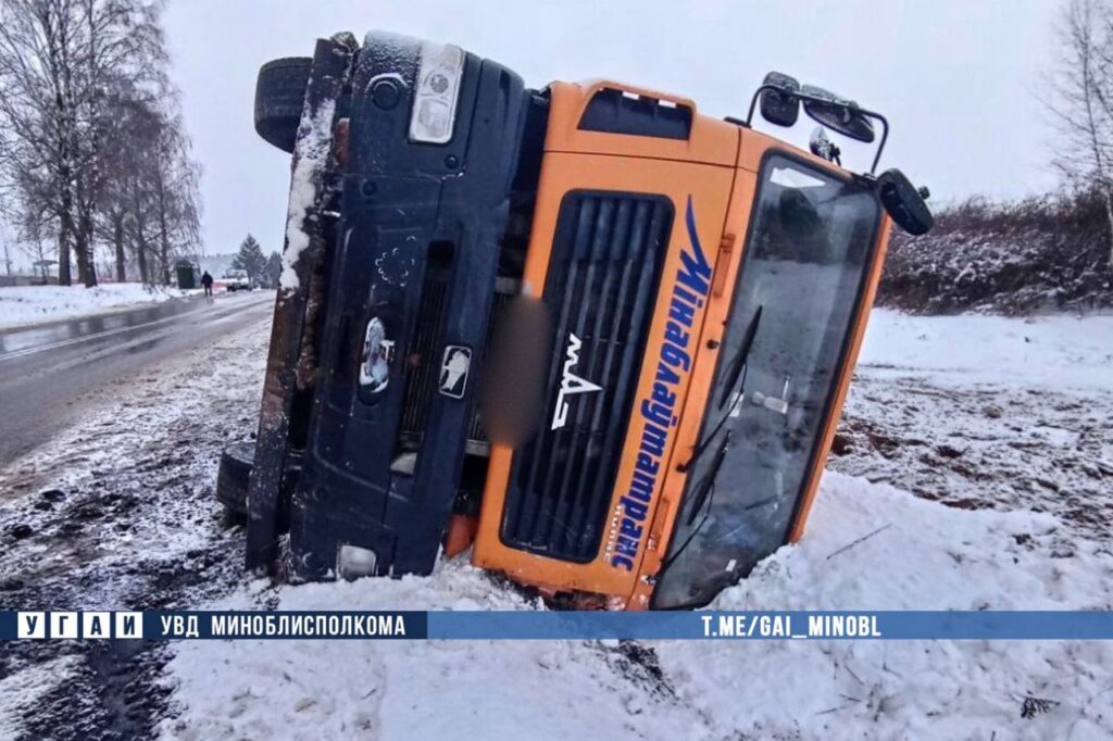 Самосвал опрокинулся в кювет на трассе Р-66 в Логойском районе