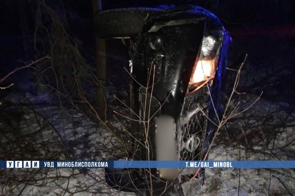 В Смолевичском районе Nissan Terrano вылетел в кювет: водитель госпитализирован