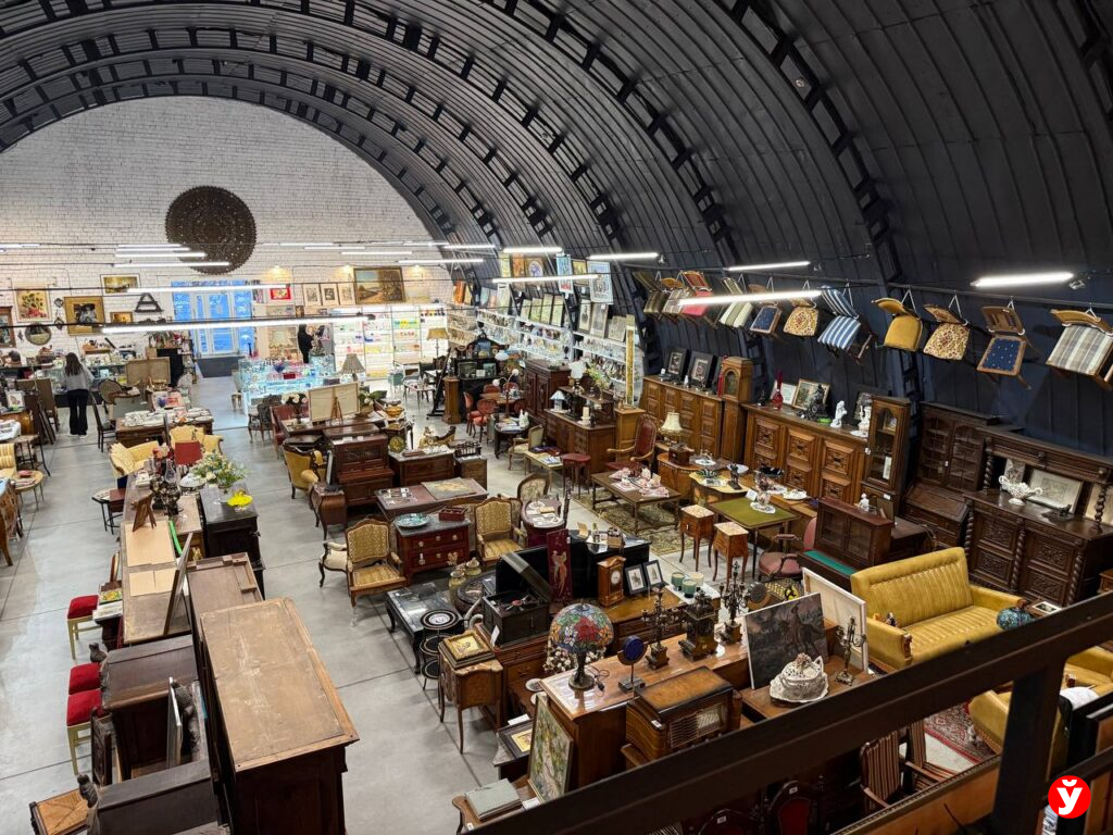 Телефон от Саддама Хусейна и бюро в стиле Людовика. Нашли магазин, где вещи — экспонаты с ценником