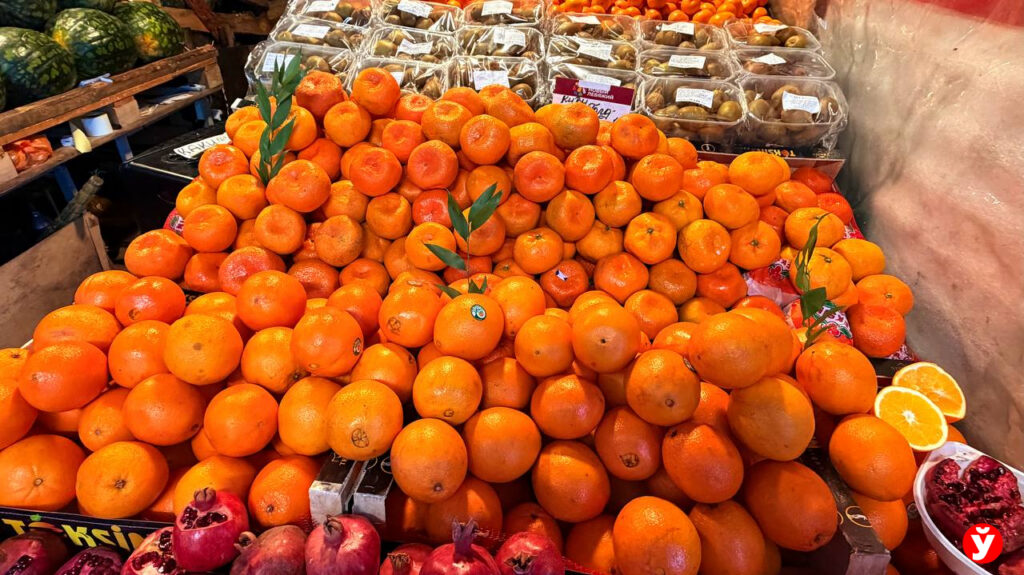 Хурма — 5,50, яблоки — 2,90, картофель — от 0,65 рублей. Что почем на рынке Таборы в декабре