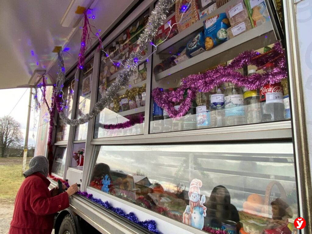 Новогодние автолавки курсируют по Клецкому району — что продают в праздники