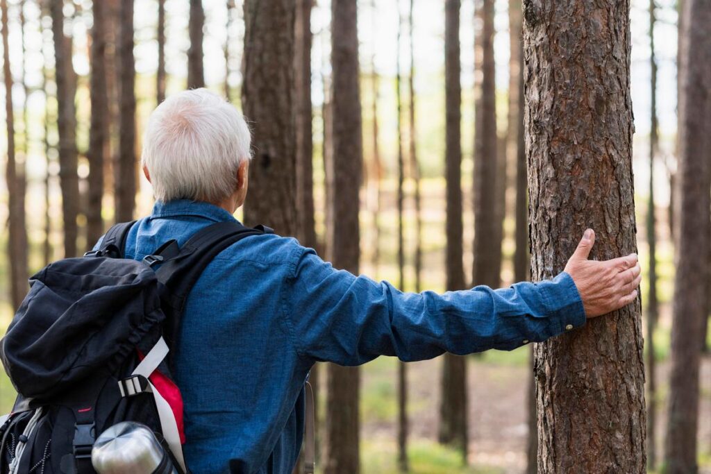Более 70 человек ищут пенсионера, потерявшегося под Червенем