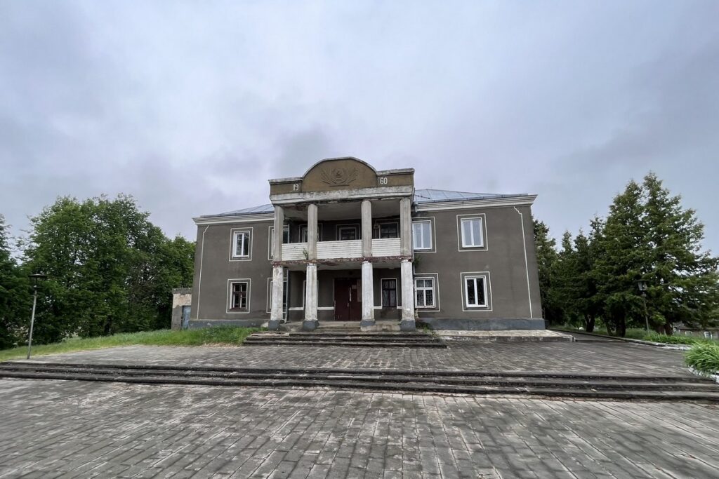 Двухэтажный клуб с колоннами продают на аукционе в Несвижском районе — цена уже снижена