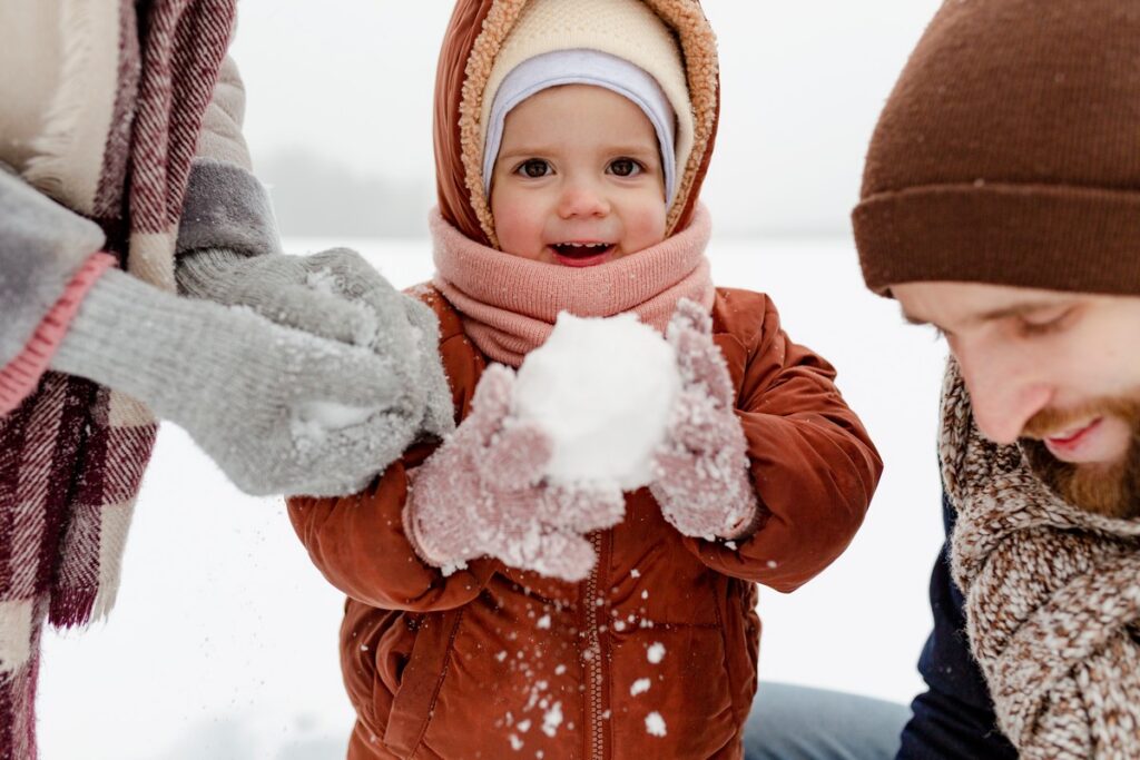 Можно ли ловить снежинки ртом: педиатр объяснил, что безопасно для детей зимой