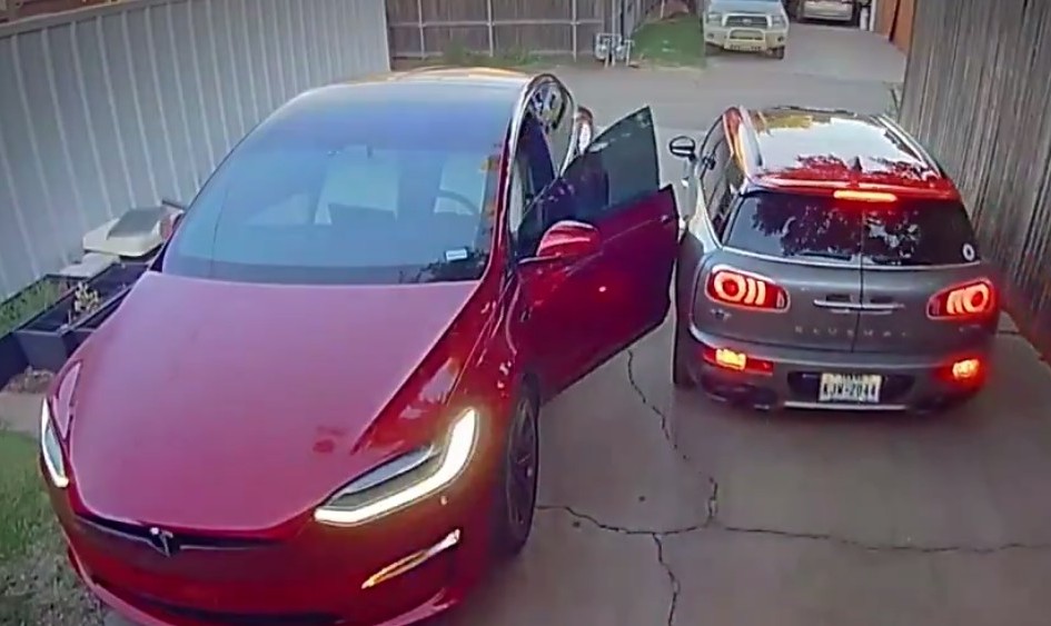 Ревность на парковке: Tesla сама открыла дверь и поцарапала Mini Cooper владельца