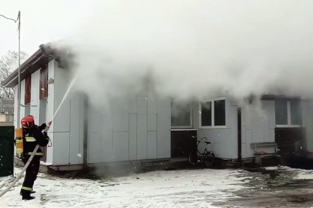 Спасатели в Пуховичах затушили пожар в доме, где находились 12 человек