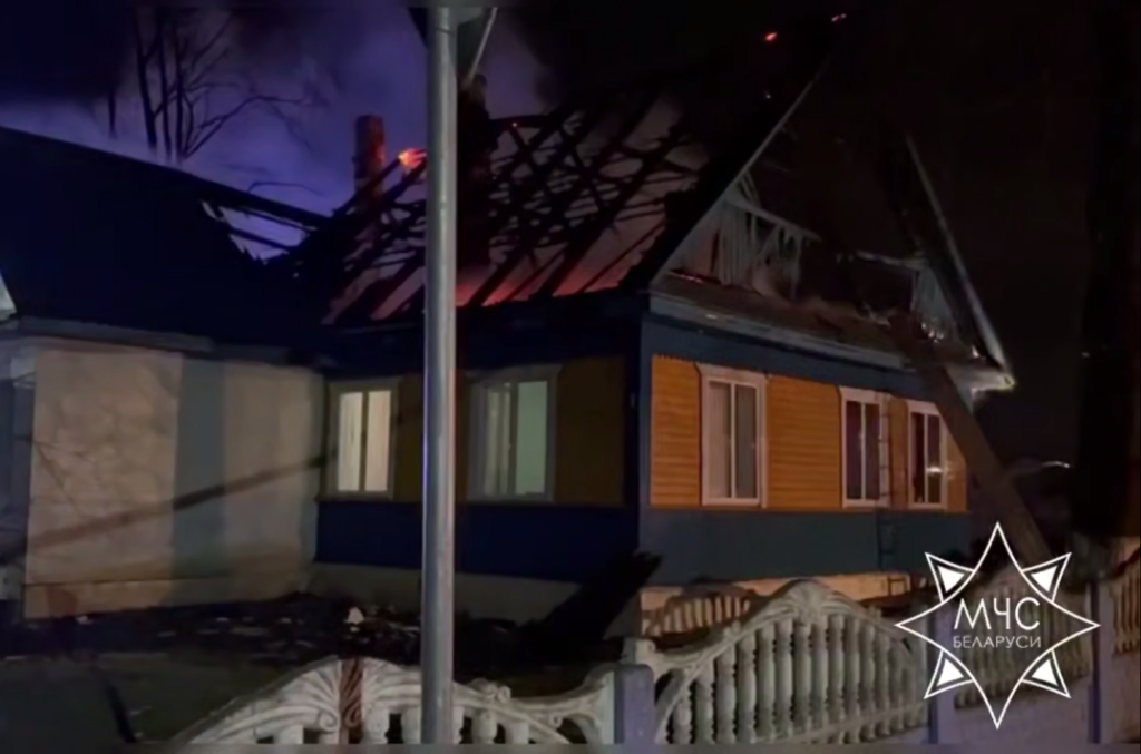 Под Вилейкой горело административное здание — загорелась вся кровля