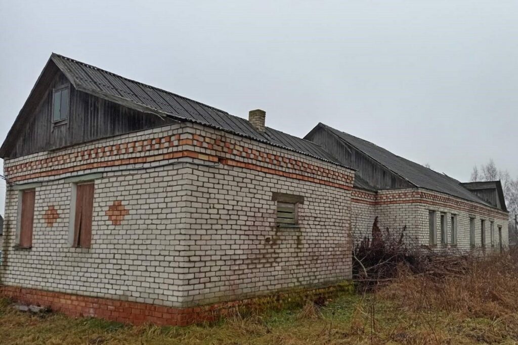 Здание клуба продают за 42 рубля в Логойском районе – в нем можно жить