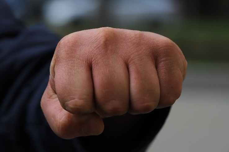 В Борисове пьяный мужчина ударил по голове 12-летнего школьника