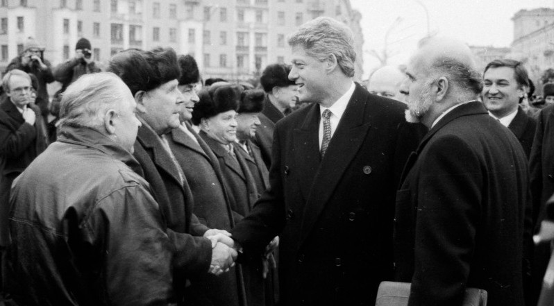 Азарёнок объяснил, зачем Клинтон прилетал в Беларусь в 1994-м