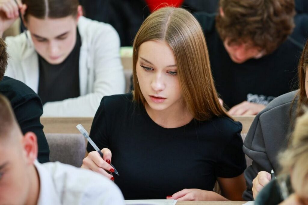 Более 60 тысяч белорусских одиннадцатиклассников сегодня примут участие в репетиционном ЦЭ