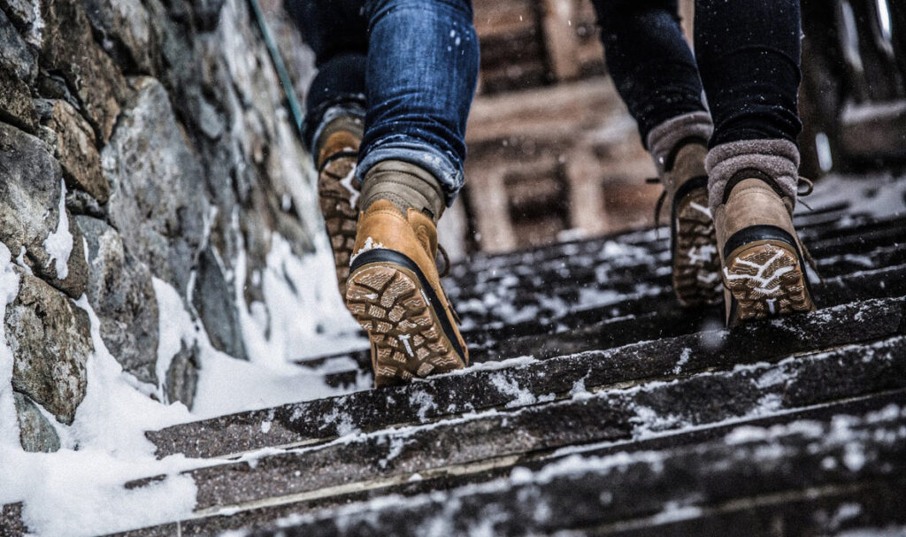 Скользко, больно, смешно: белорусы превратили гололёд в повод для юмора