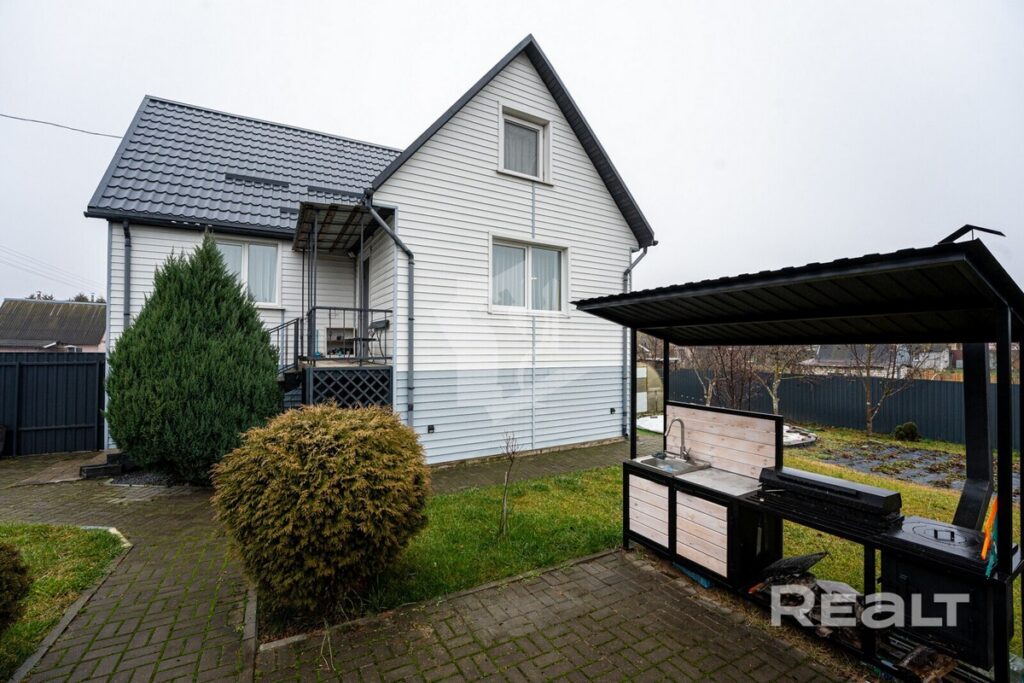 Дом с печкой, водопроводом и мебелью продается в 25 км от Минска — в нем можно жить круглый год