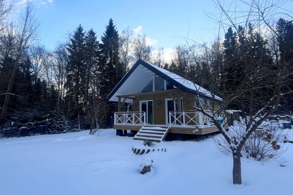 Уголок тишины всего в 10 км от столицы — каркасный дом с камином и террасой продается под Минском