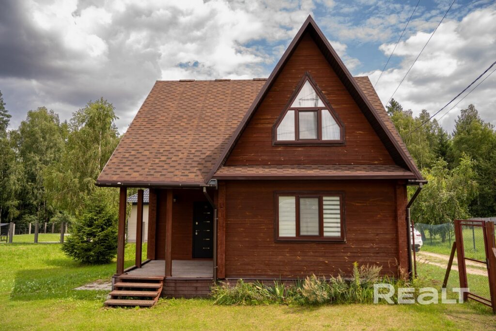 Утепленный деревянный дом из бруса с большим участком продают в Логойском районе