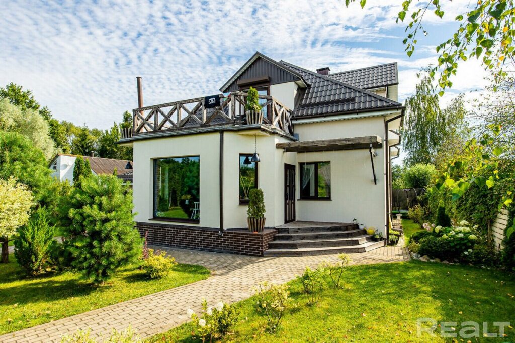 С камином, кинозалом и баней: нашли идеальный коттедж для загородной жизни