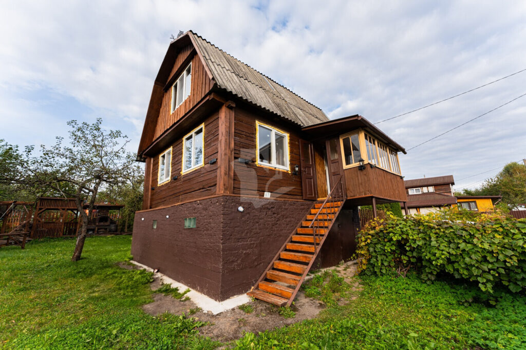 Этому дому 40 лет, но выглядит он как новый. Смотрим уютный вариант для загородной жизни