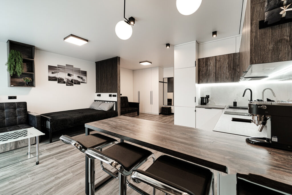 В «Минск-Мире» сдают стильную черно-белую однушку с дизайнерским оформлением. Цена приятно удивляет