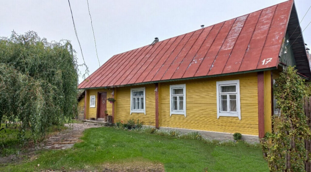 В Гродненской области продают уютный дом между рекой и монастырем. Узнали цену