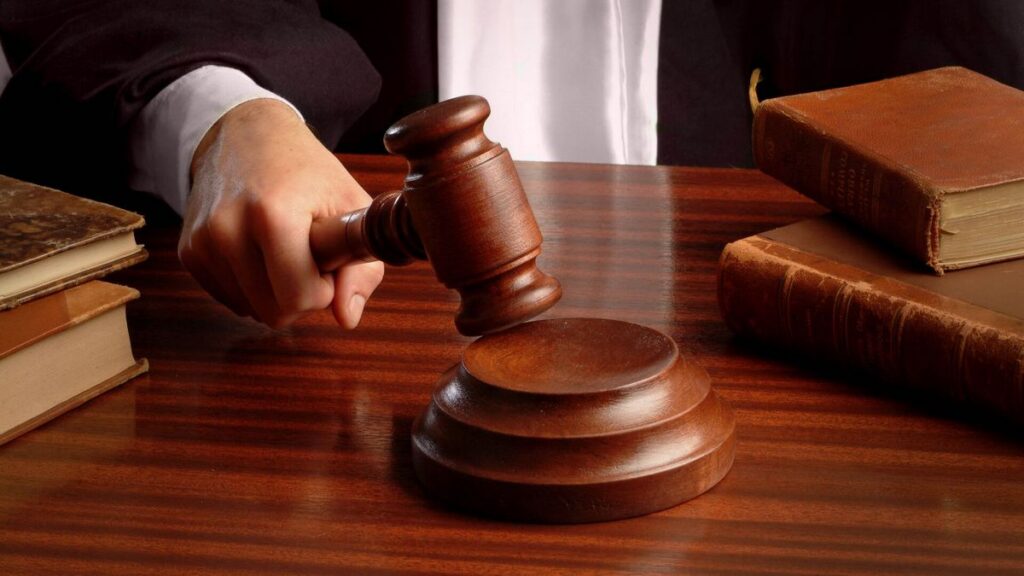 Студент из Слуцка получил 2,5 года ограничения свободы за истязание соседа-подростка