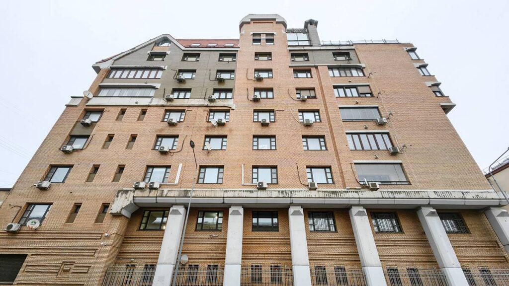 В Хамовниках началось принудительное выселение Ларисы Долиной