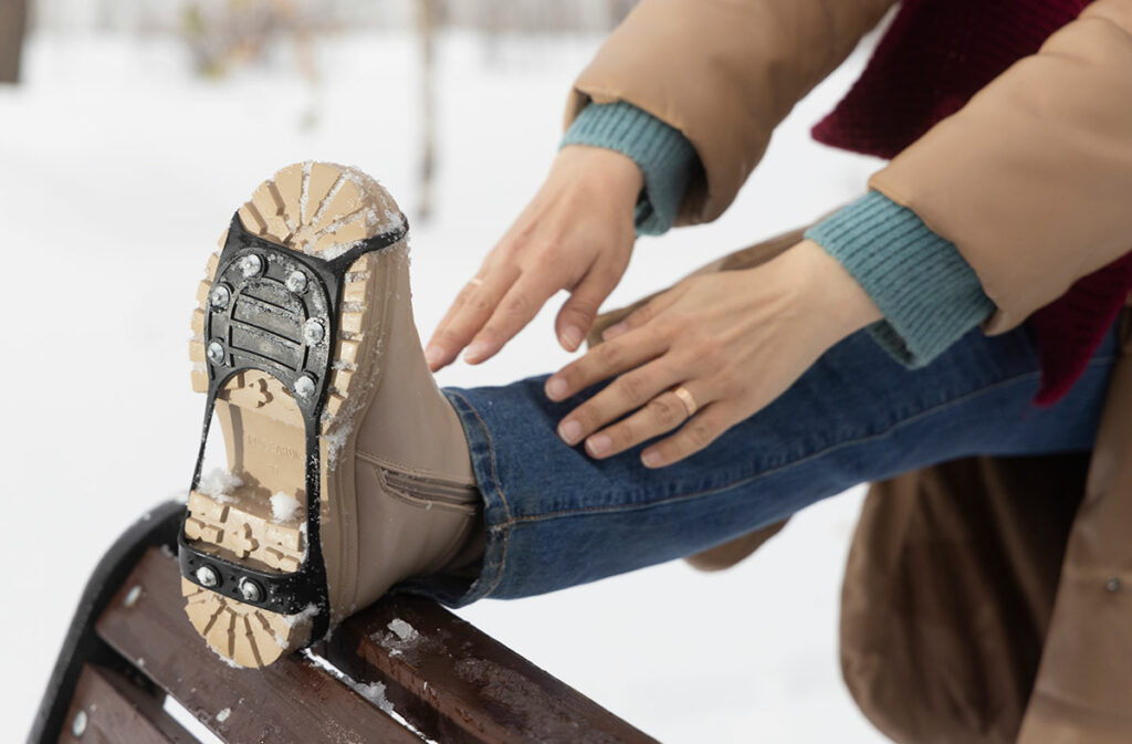 Обувь против гололедицы: как выбрать и не упасть зимой