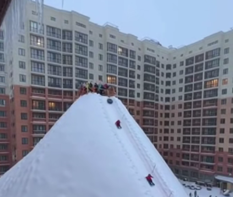 Сугробы до девятого этажа и ленивый самоед: самые странные зимние видео от нейросети