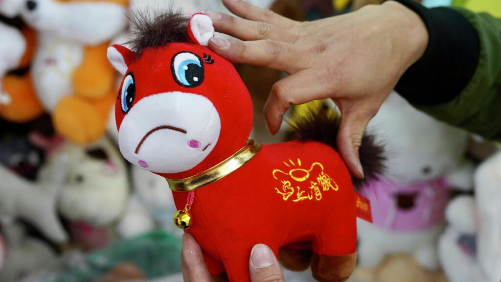 Грустная игрушечная лошадь из-за брака стала хитом продаж — что с ней не так