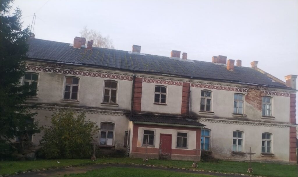 В Видзах выставили на продажу старый хирургический корпус: шанс открыть хостел, кафе или спортзал