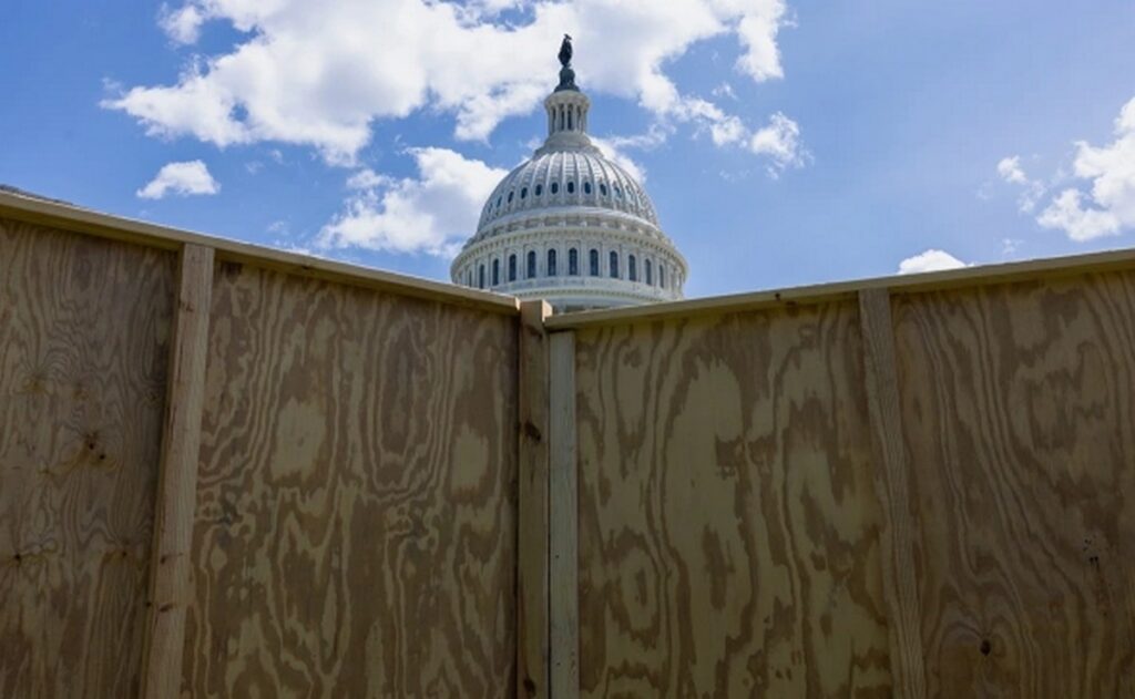 Правительство США частично приостанавливает работу в связи с отсутствием финансирования