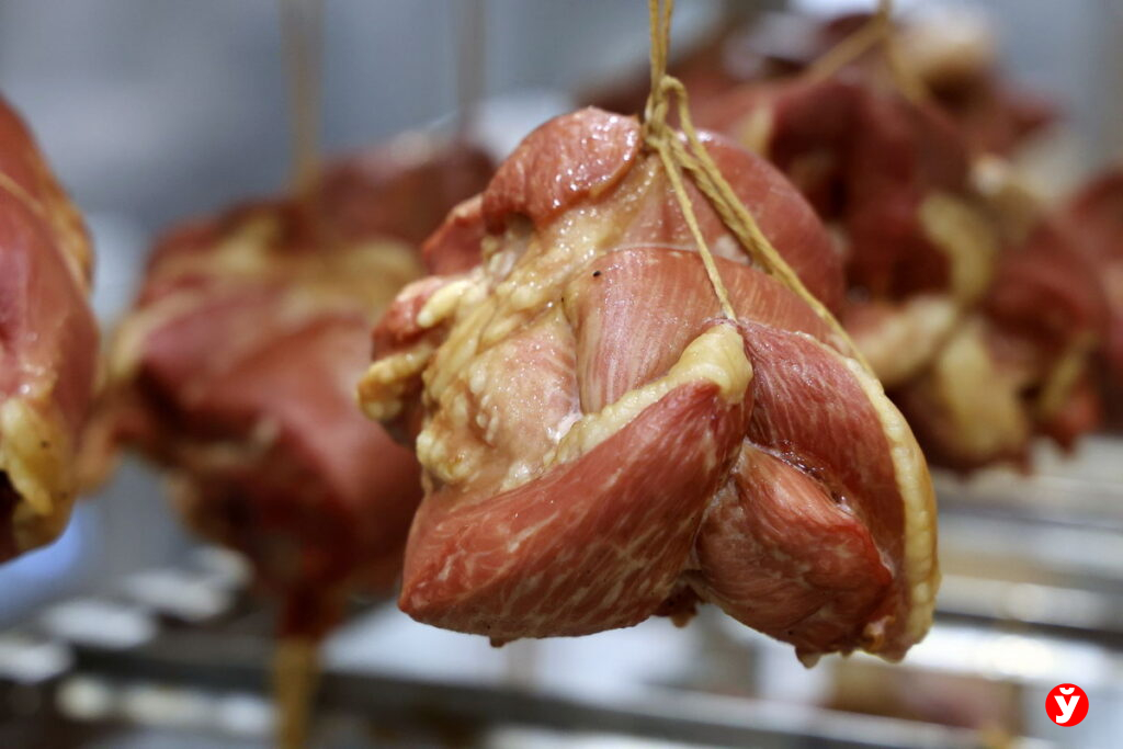 Почему этот рулет признали эталоном: репортаж с производства агрокомбината «Дзержинский»