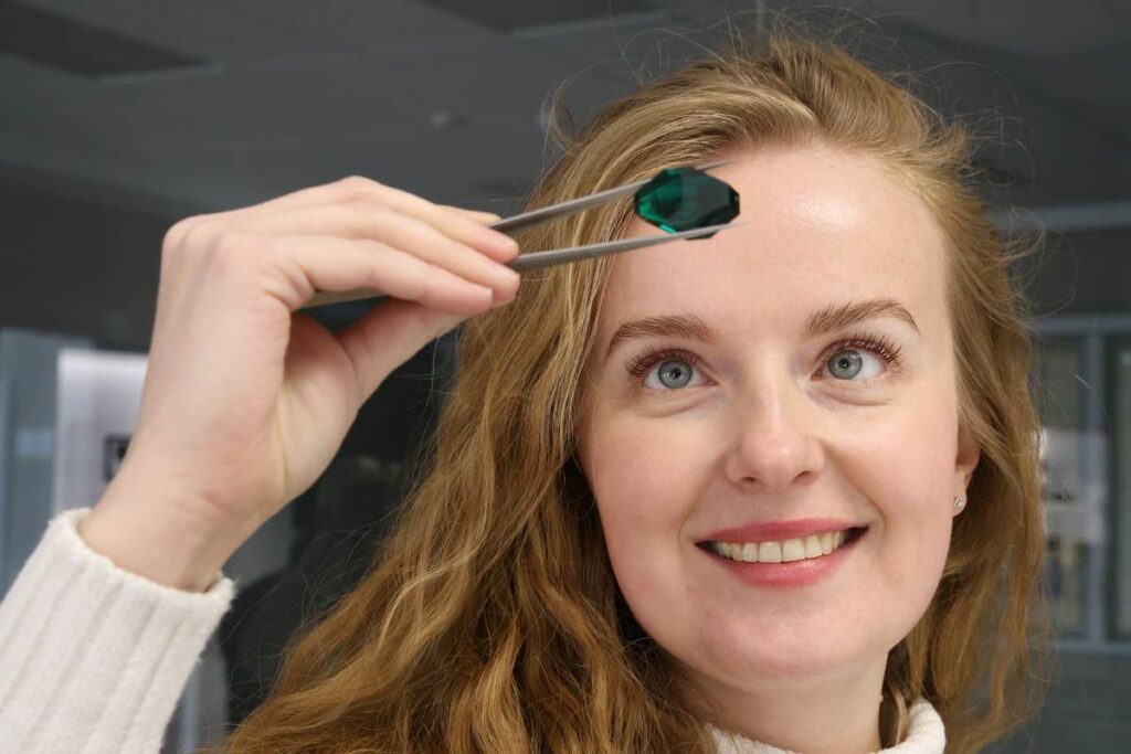 Сияние технологий. Как в нашей стране получают изумруды без шахт и рудников