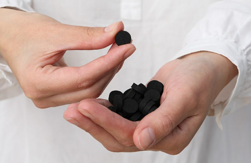 Из древесины и скорлупы фундука: в Беларуси придумали способ делать активированный уголь