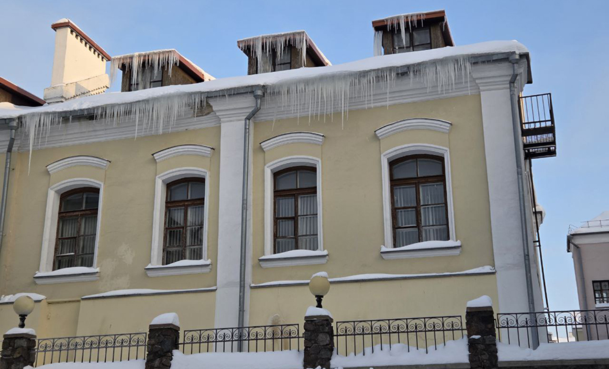 Сосульки на Богдановича и Зыбицкой: прокуратура заставила ЖКХ чистить крыши