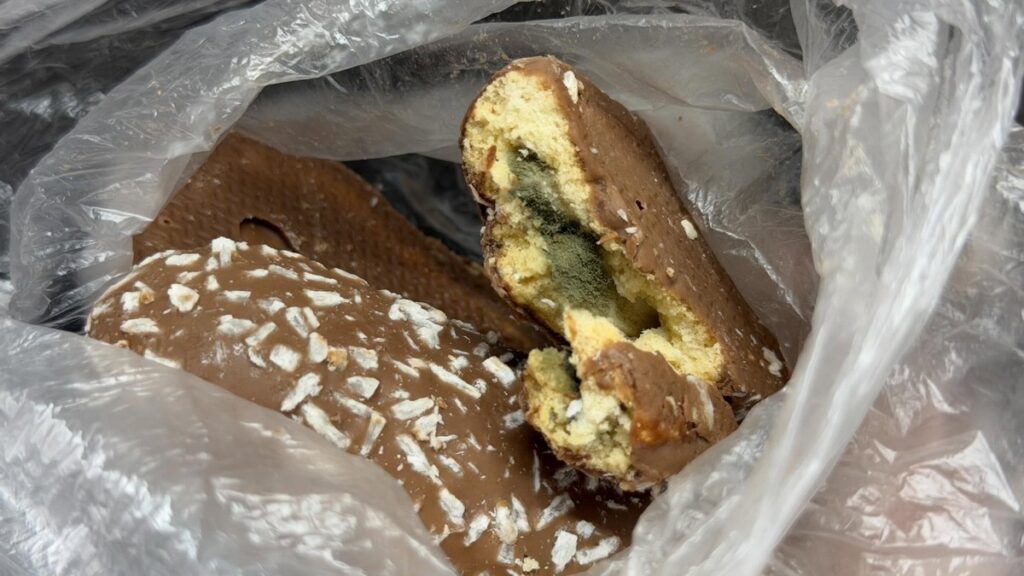 Шоколадный кошмар: минчанка купила «Баунти», а внутри нашла плесень