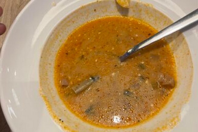 В сети пиццерий в Минске нашли грязную посуду и окурок в супе. Санитарные службы начали проверки