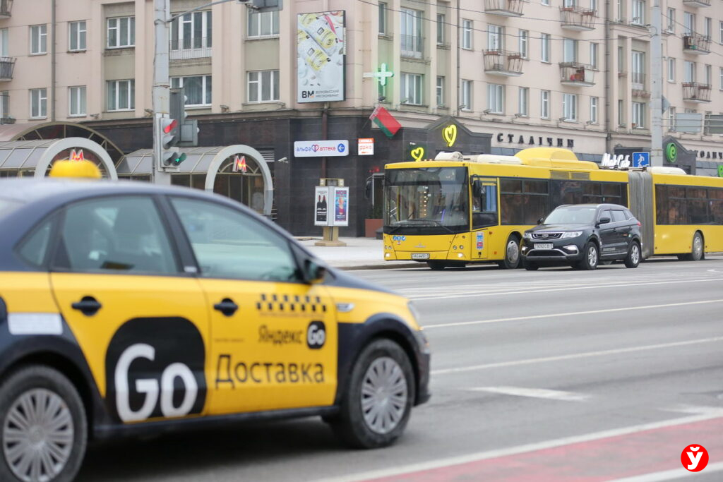 Адвокат объяснила, когда таксист может отказаться везти пассажира с санками или лыжами