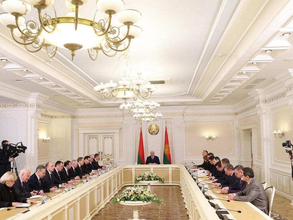 Лукашенко предостерёг от слепой веры в искусственный интеллект