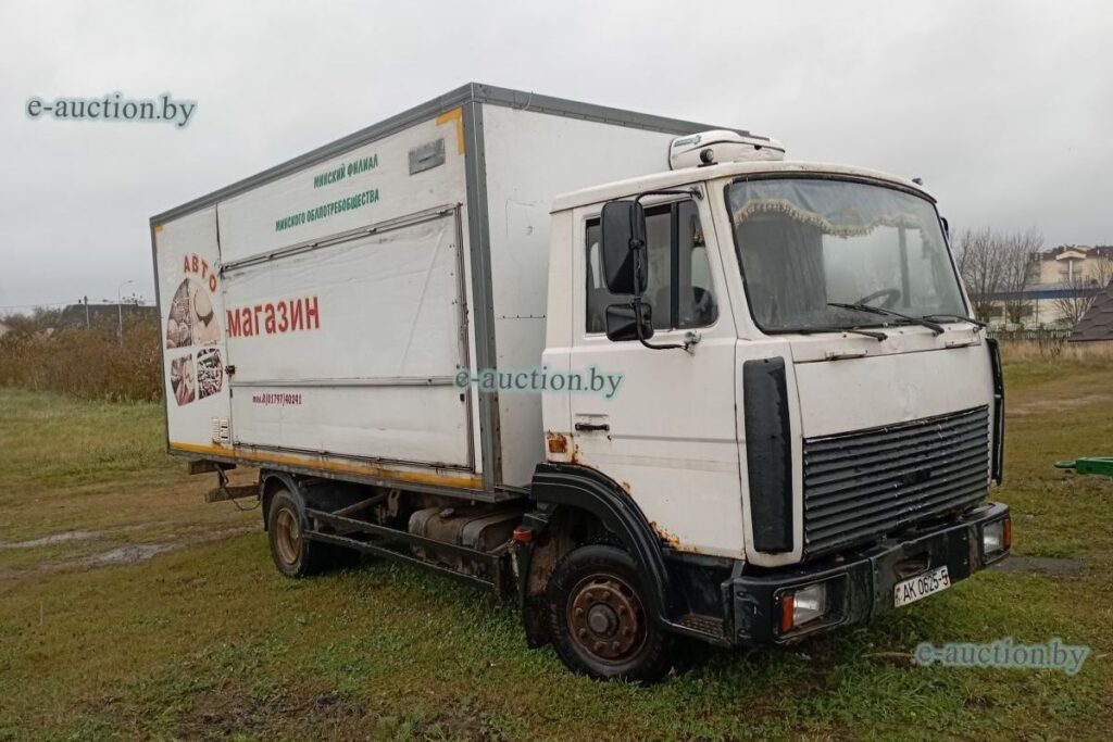 Автолавку за 8 тысяч продают на торгах в Мяделе — но есть один нюанс