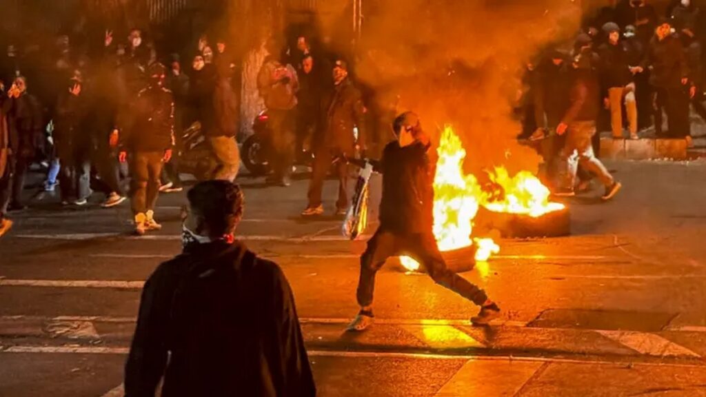 Азарёнок пояснил, что было бы в Иране, если бы мятеж и террор победили