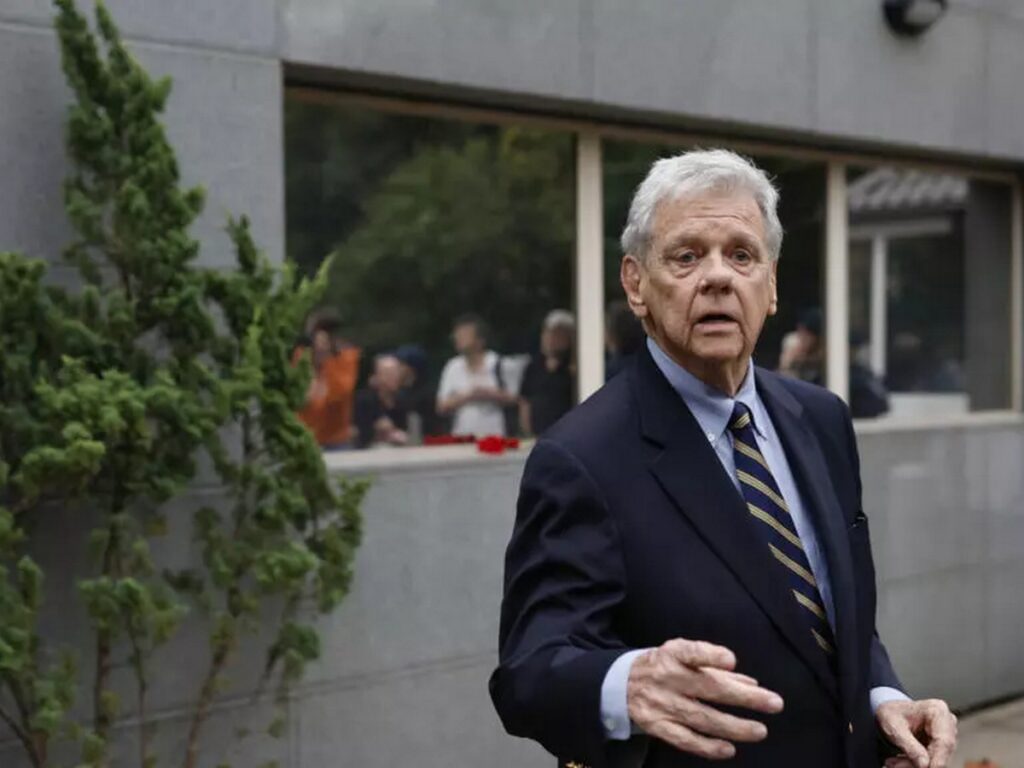 Азарёнок — о том, почему беглые остаются за бортом