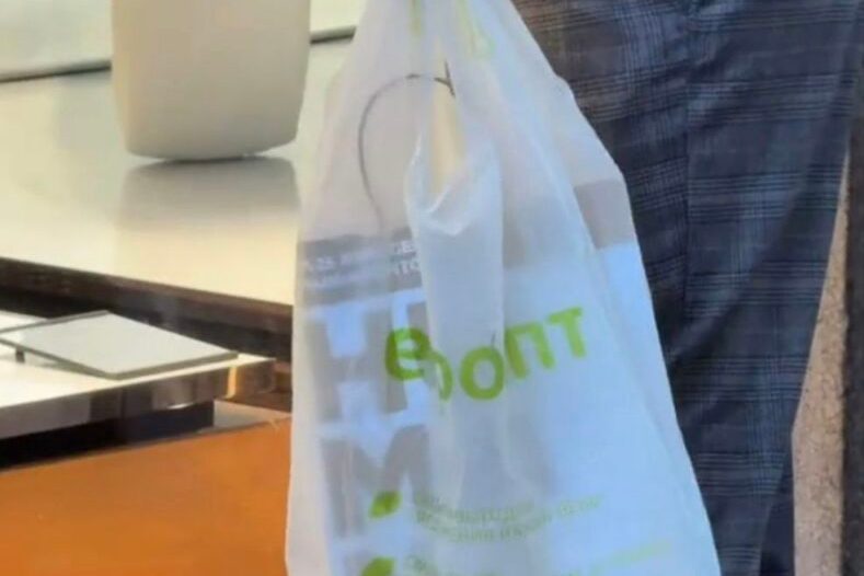 Как узнать белоруса в Милане: по пакету из Евроопта