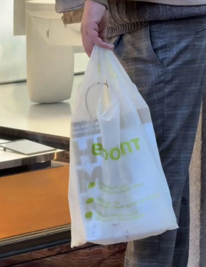 Как узнать белоруса в Милане: по пакету из Евроопта