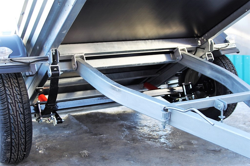 В Узденском районе мужчина оказался зажатым между кузовом и рамой прицепа