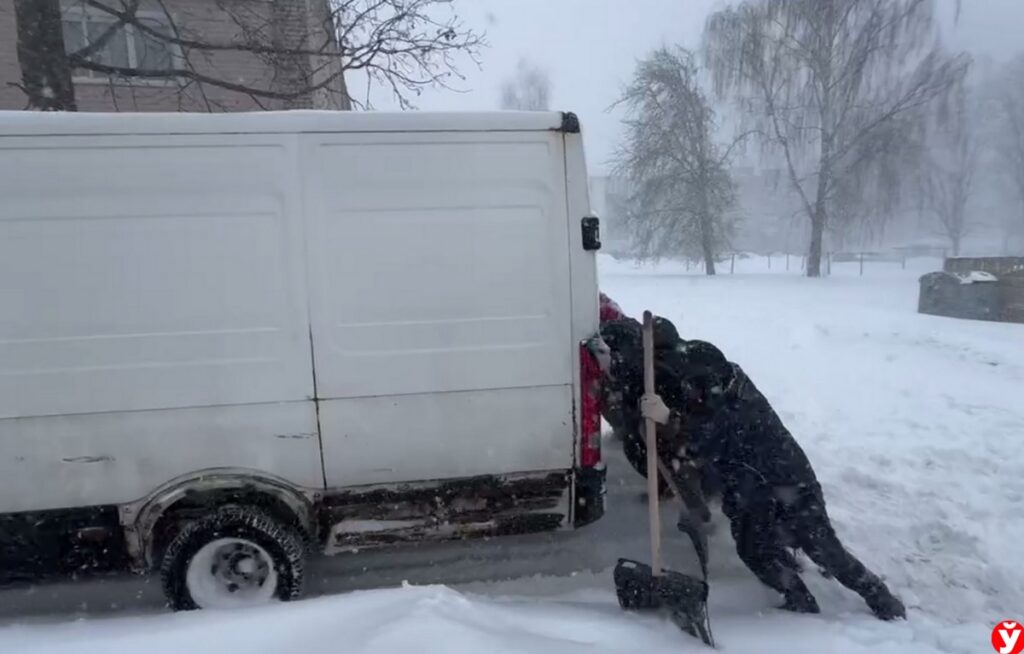Березино против циклона «Улли»: как жители спасли застрявший автомобиль