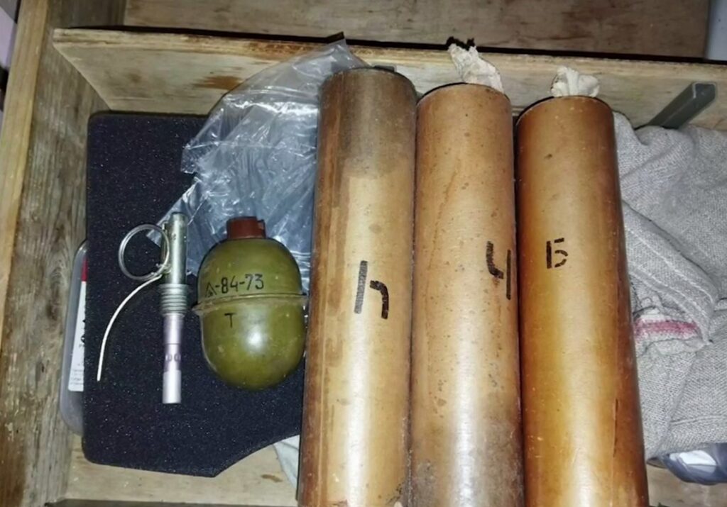 Три пистолета, граната и 400 патронов — у жителя Пуховичей в доме нашли склад оружия