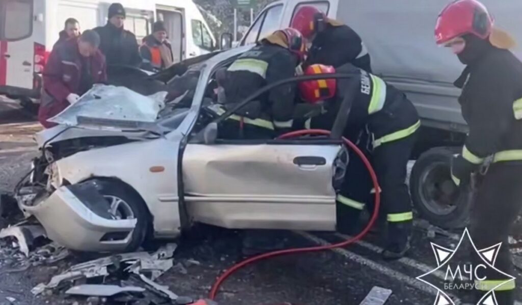 ДТП под Любанью: спасатели деблокировали двух женщин из легковушки