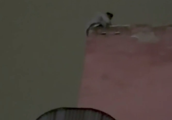 На крыше многоэтажки в Могилёве спасли молодого человека