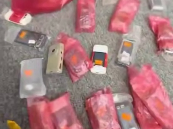 Ливийский бизнесмен получил заказанные 16 лет назад кнопочные телефоны