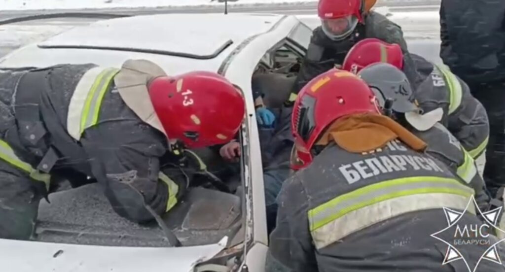 В Могилёвском районе спасатели деблокировали водителя после ДТП